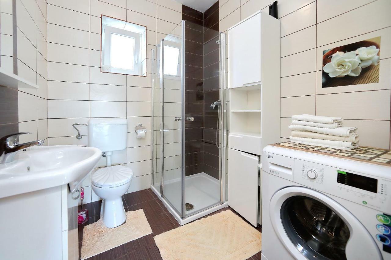 Holiday House Andrija Бибине Екстериор снимка