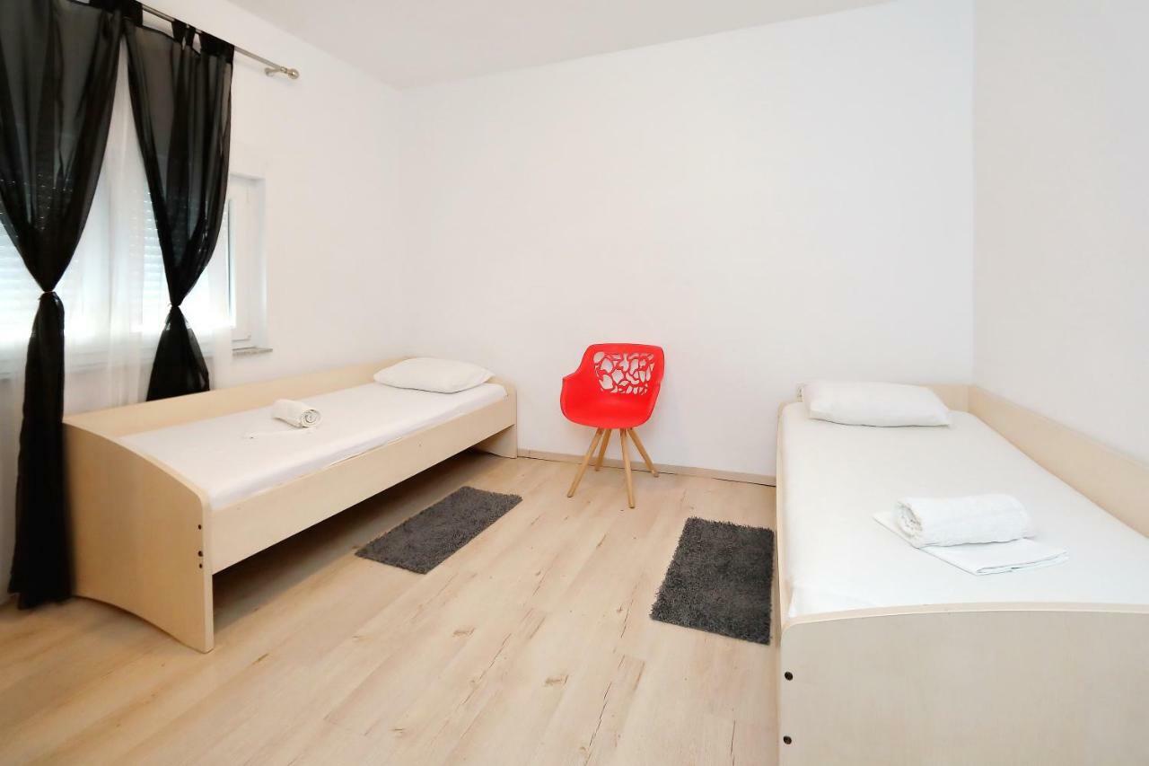 Holiday House Andrija Бибине Екстериор снимка